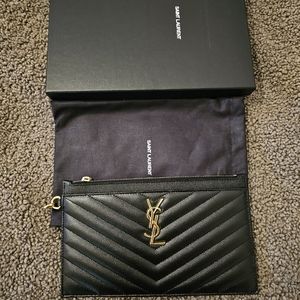 CASSANDRE MATELASSÉ LARGE ZIPPED POUCH IN GRAIN DE POUDRE EMBOSSED LEATHER